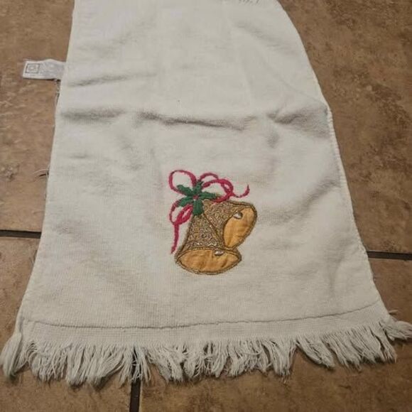 Set of 2 Christmas Embroidered White Hand Towels - Picture 1 of 8